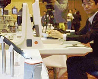 日本开发新型内窥镜 带机械臂会做手术